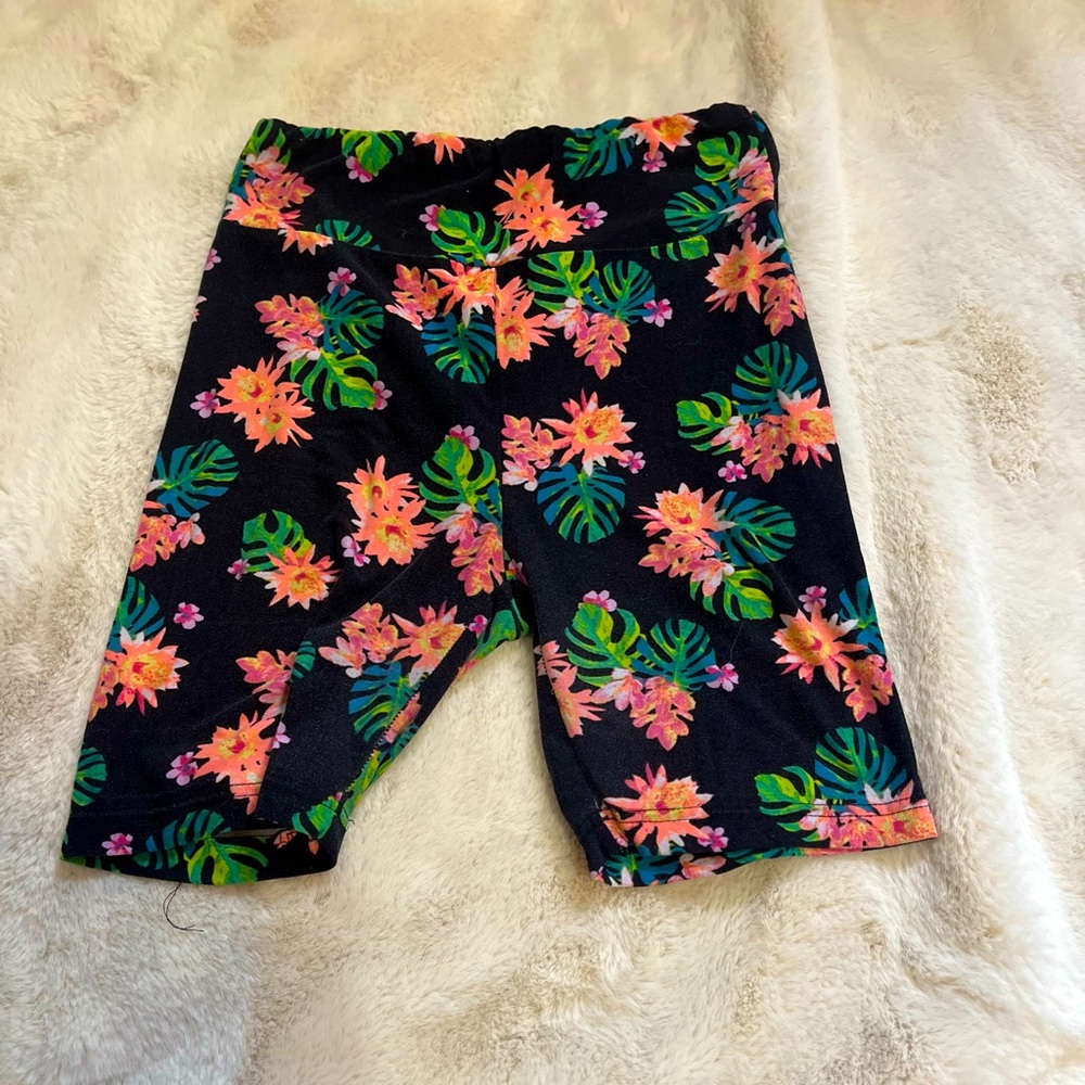 Comfy shorts with leaf and flower pattern
